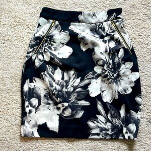 H&M Floral Elegance: Black and White Skirt with Gold Zipper Pockets